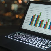 Rodrigo Balassiano orienta investidores a avaliar a maturidade regulatória de um fundo por meio da análise do histórico de compliance, governança e transparência.