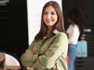 Cristiane Ruon dos Santos compartilha o encanto das antiguidades e as histórias que cada peça carrega.