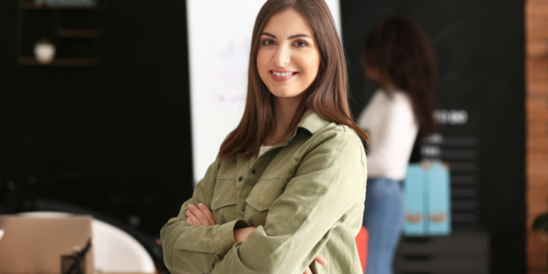 Cristiane Ruon dos Santos compartilha o encanto das antiguidades e as histórias que cada peça carrega.