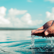 Felipe Schroeder dos Anjos destaca como o saneamento básico é peça-chave para o crescimento urbano sustentável e a saúde pública.