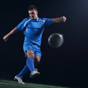 Márcio Velho da Silva convida à reflexão sobre onde mora a verdadeira emoção: no futebol raiz ou no futebol moderno.