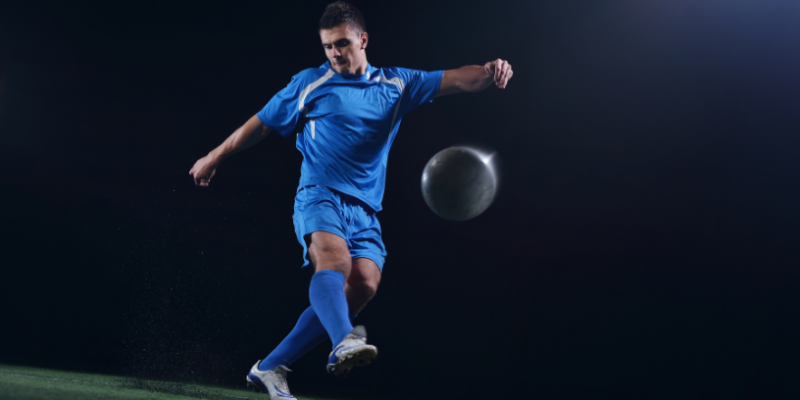 Márcio Velho da Silva convida à reflexão sobre onde mora a verdadeira emoção: no futebol raiz ou no futebol moderno.