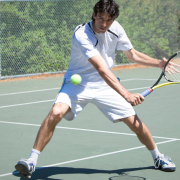 Teciomar Abila analisa os fatores que fazem Djokovic permanecer como referência no tênis mundial.