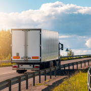 A logística invisível por trás dos caixas eletrônicos revela a precisão e segurança que movem a operação da Avantec Transportes.