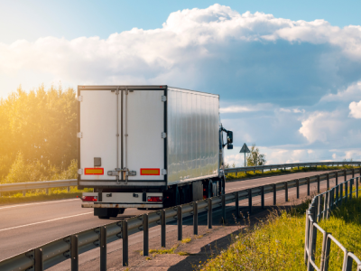 A logística invisível por trás dos caixas eletrônicos revela a precisão e segurança que movem a operação da Avantec Transportes.