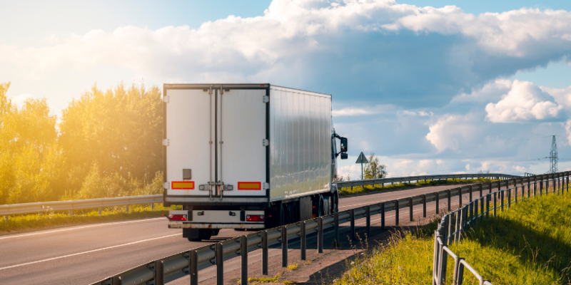 A logística invisível por trás dos caixas eletrônicos revela a precisão e segurança que movem a operação da Avantec Transportes.