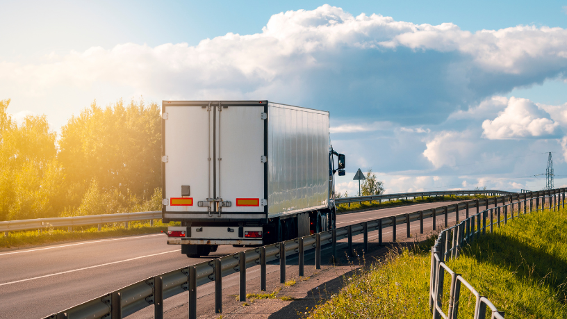 A logística invisível por trás dos caixas eletrônicos revela a precisão e segurança que movem a operação da Avantec Transportes.