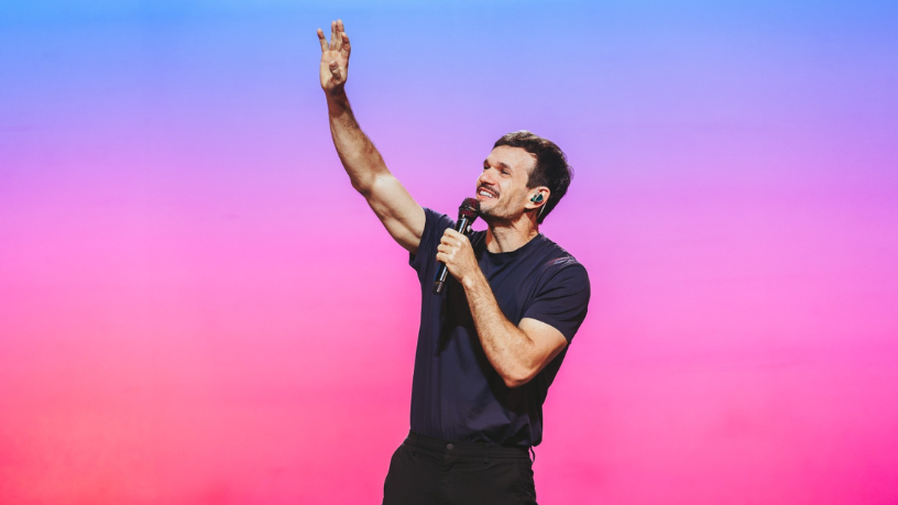 Com Non Stop, Padre Patrick mostra que até os pecados podem render boas risadas.