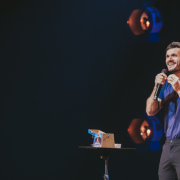 Non Stop estreia “Pecado É Não Rir”, onde Padre Patrick transforma a confissão em comédia.