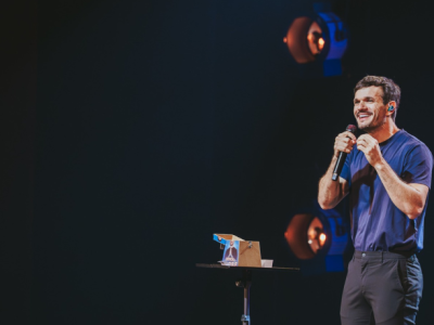 Non Stop estreia “Pecado É Não Rir”, onde Padre Patrick transforma a confissão em comédia.