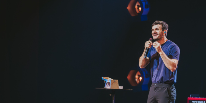 Non Stop estreia “Pecado É Não Rir”, onde Padre Patrick transforma a confissão em comédia.