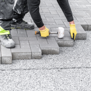 A escolha correta da sub-base é determinante para ampliar a vida útil de pisos intertravados em áreas de tráfego leve e moderado, enfatiza Valderci Malagosini Machado.