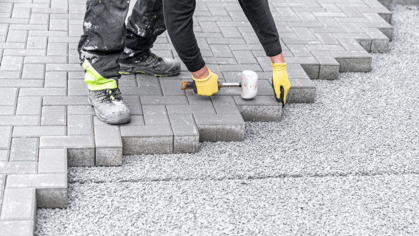 A escolha correta da sub-base é determinante para ampliar a vida útil de pisos intertravados em áreas de tráfego leve e moderado, enfatiza Valderci Malagosini Machado.