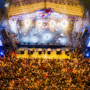 Gusttavo Lima reúne multidão histórica em Matinhos e transforma o litoral do Paraná em palco nacional