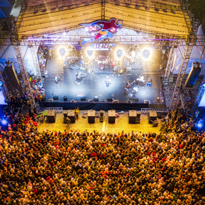 Gusttavo Lima reúne multidão histórica em Matinhos e transforma o litoral do Paraná em palco nacional