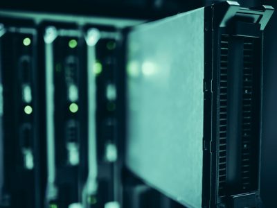 Racks de servidores modernos em um data center, iluminados em tons de azul.