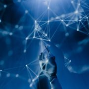 Mão robótica alcança uma rede digital azul, simbolizando o uso de inteligência artificial e sistemas automatizados.