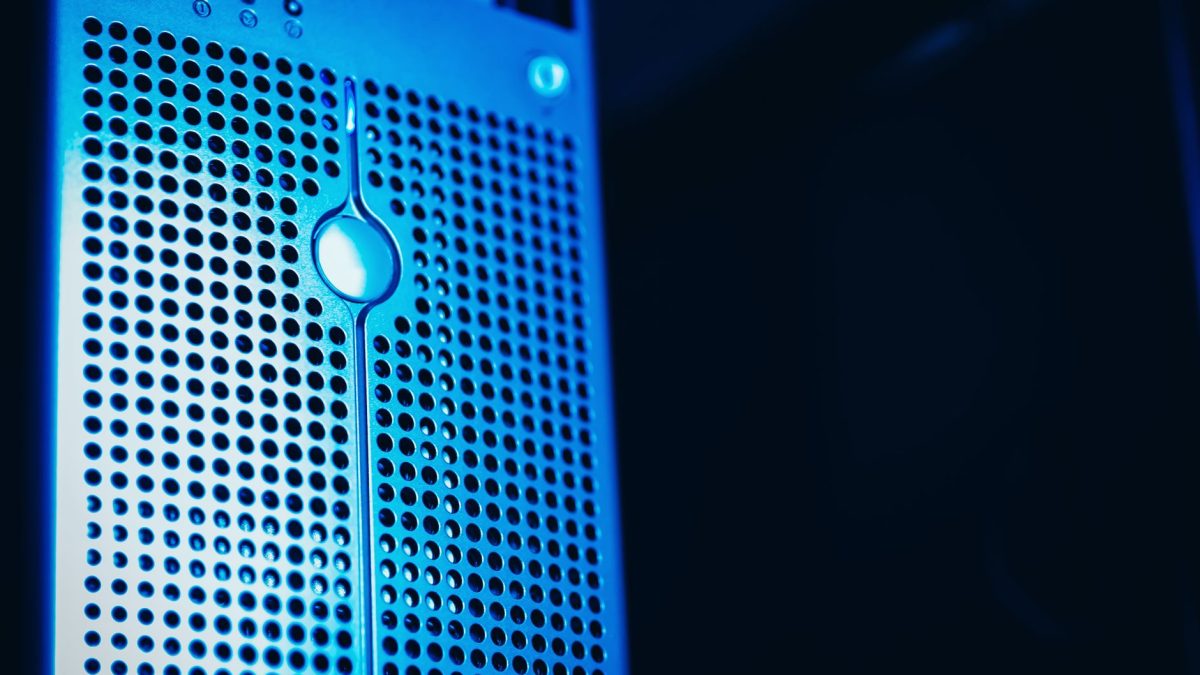 Rack de servidores iluminado em azul dentro de um data center moderno