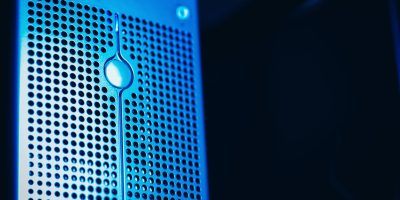 Rack de servidores iluminado em azul dentro de um data center moderno