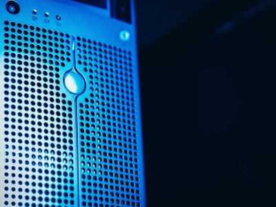 Rack de servidores iluminado em azul dentro de um data center moderno