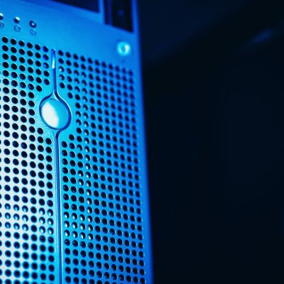 Rack de servidores iluminado em azul dentro de um data center moderno